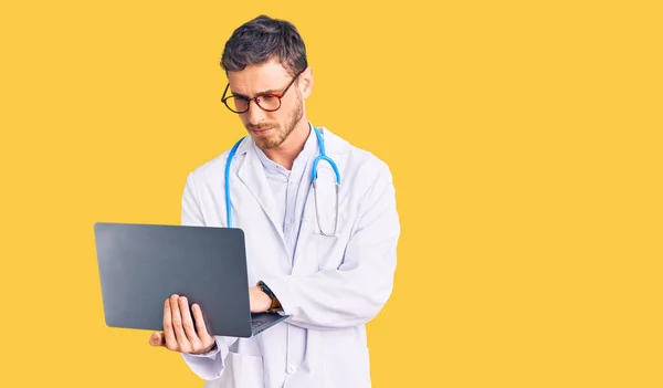 Beau Jeune Homme Avec Ours Portant Uniforme Médecin Travaillant Utilisant — Photo