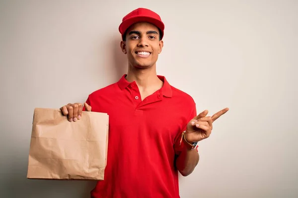 Jovem Homem Entrega Afro Americano Bonito Segurando Saco Papel Com — Fotografia de Stock