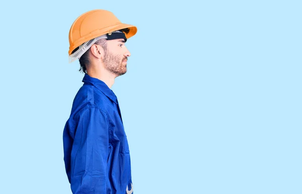 Jovem Hispânico Vestindo Uniforme Trabalhador Olhando Para Lado Relaxar Pose — Fotografia de Stock