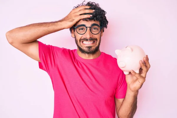 Bonito Jovem Com Cabelo Encaracolado Urso Segurando Porquinho Banco Estressado — Fotografia de Stock