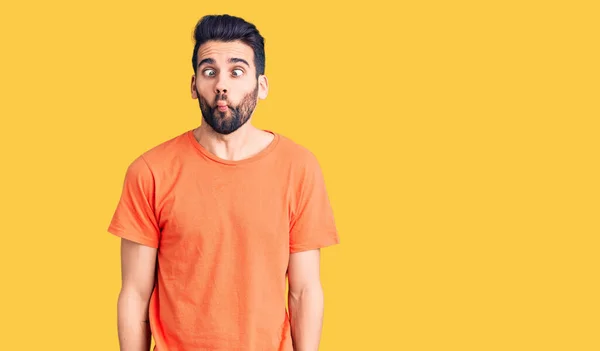 Homem Bonito Jovem Com Barba Vestindo Camiseta Casual Fazendo Rosto — Fotografia de Stock