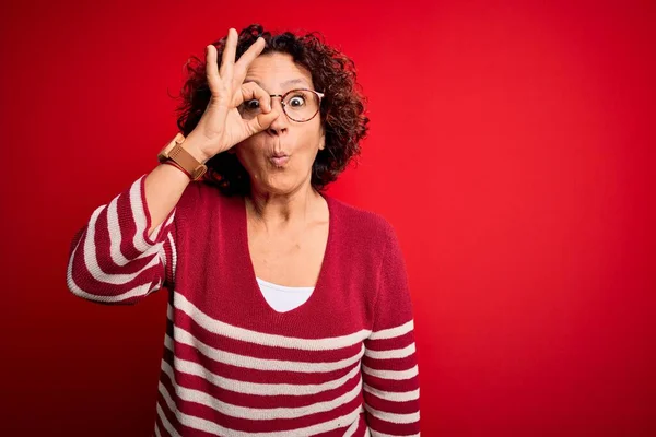Orta Yaşlı Güzel Kıvırcık Saçlı Kadın Kırmızı Arka Planda Sıradan — Stok fotoğraf