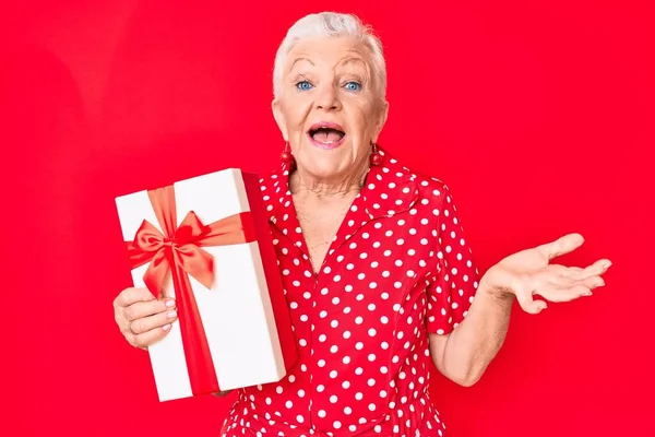 Senior Beautiful Woman Blue Eyes Grey Hair Holding Gift Celebrating — Stock Photo, Image