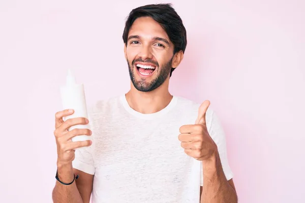 Bel Homme Hispanique Tenant Crème Hydratante Cosmétique Visage Sourire Heureux — Photo