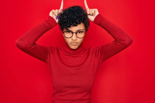 Giovane Bella Afro Afro Donna Africana Indossa Maglione Collo Alto — Foto Stock