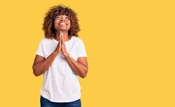 Jovem Afro Americana Vestindo Camiseta Branca Casual Implorando Orando Com — Fotografia de Stock