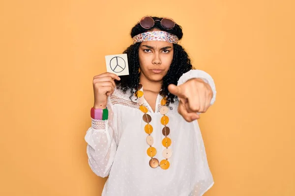 African American Curly Hippie Woman Wearing Sunglasses Holding Reminder Peace — Stock Photo, Image