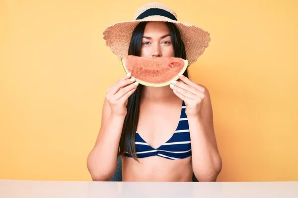 Joven Hermosa Mujer Caucásica Con Bikini Sombrero Sosteniendo Rebanada Sandía —  Fotos de Stock