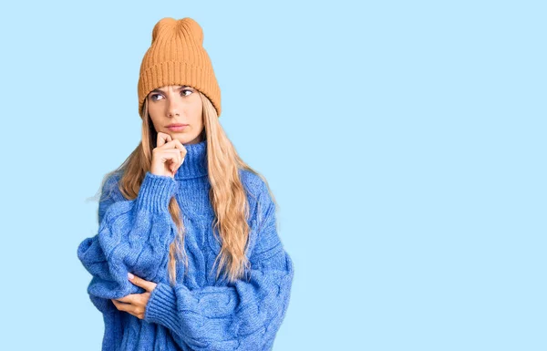 Mooie Blanke Vrouw Met Blond Haar Dragen Wollen Trui Winterhoed — Stockfoto