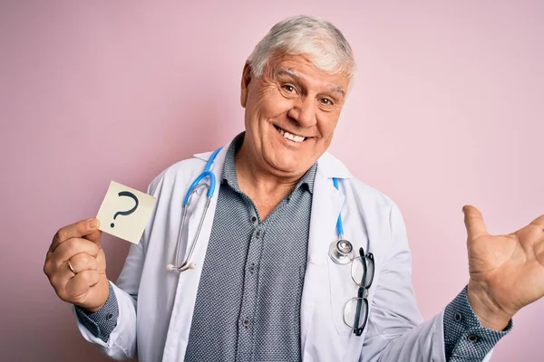 Starszy Przystojny Hoary Lekarz Człowiek Noszenie Stetoskop Trzymając Przypomnienie Pytaniem — Zdjęcie stockowe