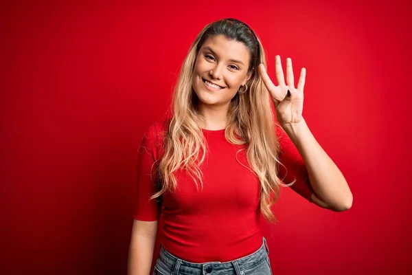 Jovem Mulher Loira Bonita Vestindo Camiseta Casual Sobre Fundo Vermelho — Fotografia de Stock