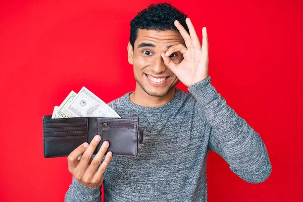 Joven Hombre Hispano Guapo Sosteniendo Billetera Con Dólares Sonriendo Feliz — Foto de Stock