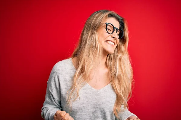Ung Vacker Blond Kvinna Bär Tröja Och Glasögon Över Isolerad — Stockfoto
