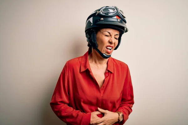 中年のオートバイの女性は吐き気 痛みを伴う病気が具合が悪いので 胃の上に手で隔離された白い背景の上にオートバイのヘルメットを着用 アチェの概念 — ストック写真