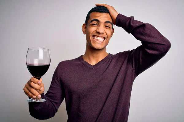 Guapo Afroamericano Sommelier Hombre Degustación Copa Vino Tinto Sobre Fondo —  Fotos de Stock