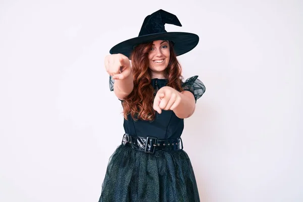 Молодая Красивая Женщина Костюме Ведьмы Хэллоуина Указывает Тебя Камеру Пальцами — стоковое фото
