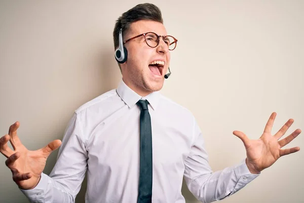 Junger Gutaussehender Kaukasischer Geschäftsmann Mit Callcenter Headset Kundenservice Verrückt Und — Stockfoto