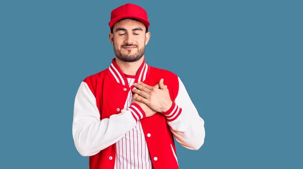 Homem Bonito Jovem Vestindo Jaqueta Beisebol Boné Sorrindo Com Mãos — Fotografia de Stock