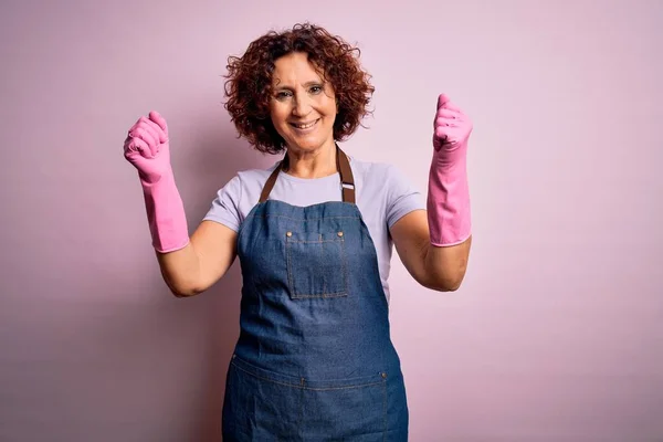 Frau Mittleren Alters Mit Lockigem Haar Die Mit Schürze Und — Stockfoto