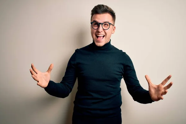 Homem Branco Bonito Jovem Vestindo Óculos Camisola Casual Sobre Fundo — Fotografia de Stock