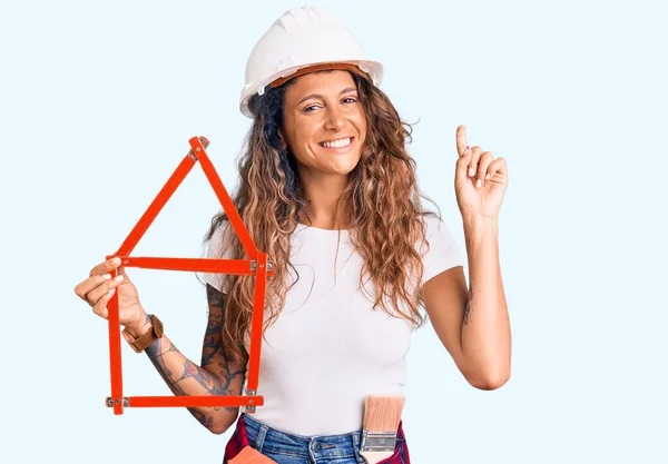 Junge Hispanische Frau Mit Tätowierung Trägt Architekt Hardhat Holding Bauprojekt — Stockfoto