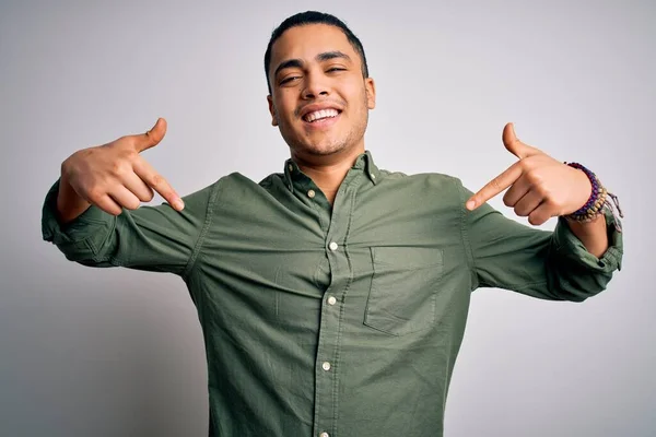 Jovem Brasileiro Vestindo Camisa Casual Sobre Fundo Branco Isolado Olhando — Fotografia de Stock