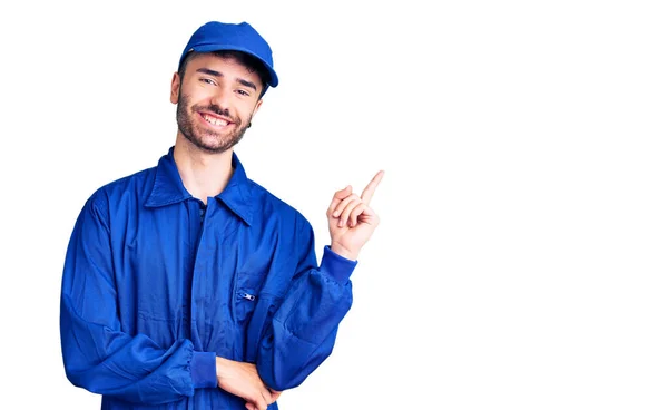 Giovane Uomo Ispanico Indossa Uniforme Pittore Sorridente Felice Indicando Con — Foto Stock