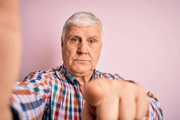 Uomo Anziano Bello Hoary Indossa Camicia Casual Facendo Selfie Dalla — Foto Stock