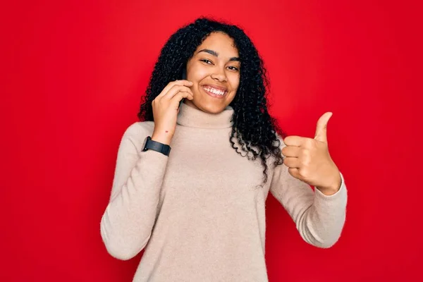 Junge Afrikanisch Amerikanische Lockige Frau Gespräch Auf Dem Smartphone Glücklich — Stockfoto