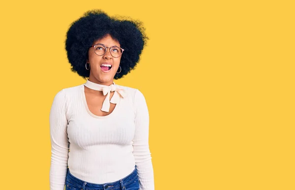 Fiatal Afro Amerikai Lány Alkalmi Ruhát Szemüveget Visel Dühös Őrült — Stock Fotó