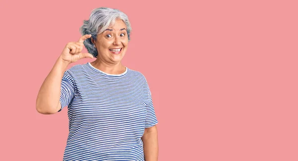 Mujer Mayor Con Pelo Gris Con Ropa Rayas Casuales Sonriente — Foto de Stock