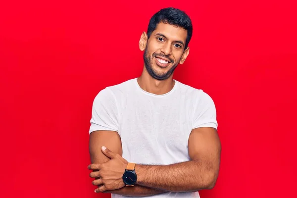 Jovem Latino Vestindo Roupas Casuais Rosto Feliz Sorrindo Com Braços — Fotografia de Stock