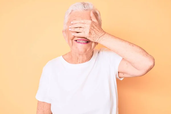 Senior Krásná Žena Modrýma Očima Šedé Vlasy Sobě Klasické Bílé — Stock fotografie