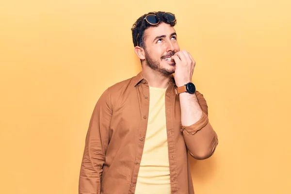 Jonge Spaanse Man Draagt Casual Kleding Die Gestrest Nerveus Uitziet — Stockfoto