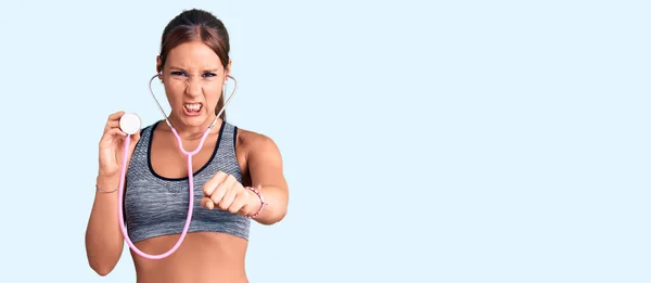 Junge Schöne Hispanische Frau Sportbekleidung Hält Stethoskop Genervt Und Frustriert — Stockfoto