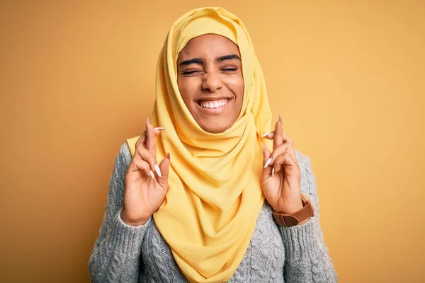 Νεαρή Όμορφη Αφρικάνα Αμερικανίδα Που Φοράει Μουσουλμανική Μαντίλα Πάνω Από — Φωτογραφία Αρχείου