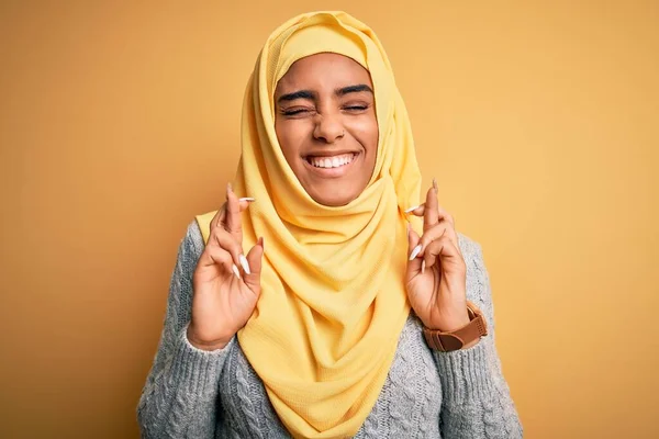 Jovem Bela Menina Afro Americana Vestindo Hijab Muçulmano Sobre Fundo — Fotografia de Stock