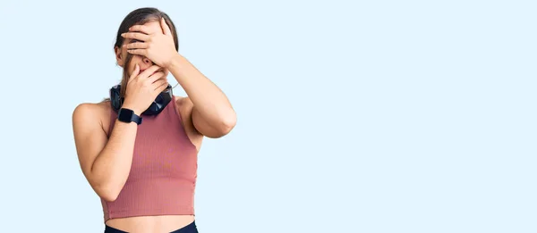 Hermosa Mujer Joven Caucásica Con Ropa Gimnasio Uso Auriculares Que — Foto de Stock