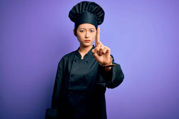 Joven Hermosa Mujer Chef China Con Uniforme Cocina Sombrero Sobre —  Fotos de Stock