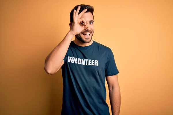 Jovem Bonito Homem Com Barba Voluntariado Vestindo Shirt Com Mensagem — Fotografia de Stock