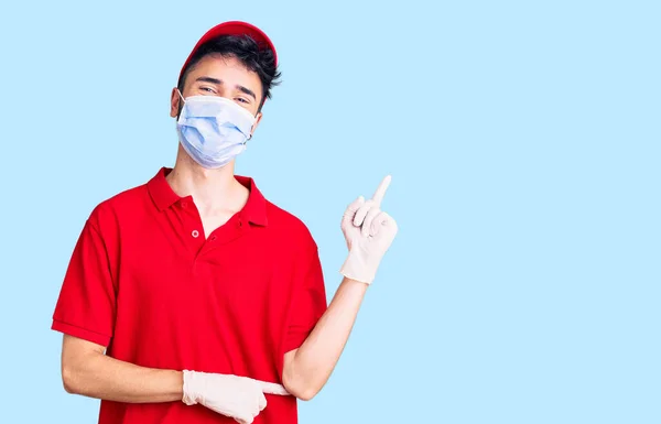 Ung Latinamerikan Man Bär Leverans Uniform Och Medicinsk Mask Ler — Stockfoto