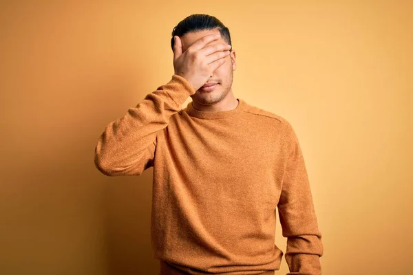 Jovem Brasileiro Vestindo Camisola Casual Sobre Fundo Amarelo Isolado Cobrindo — Fotografia de Stock