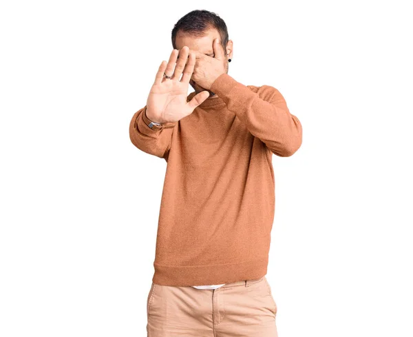 Mladý Pohledný Muž Neformálních Šatech Zakrývající Oči Rukama Mávající Smutným — Stock fotografie