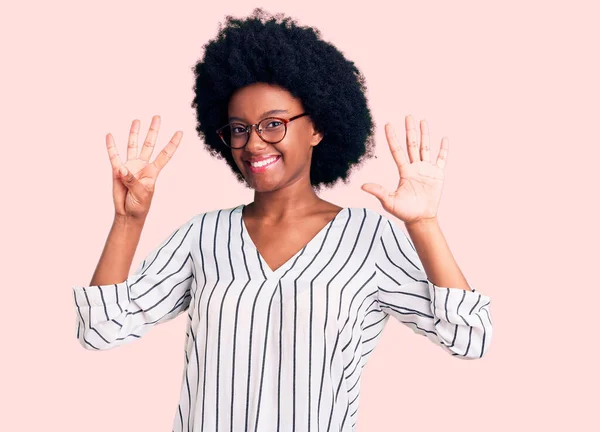 Jovem Afro Americana Vestindo Roupas Casuais Óculos Mostrando Apontando Para — Fotografia de Stock