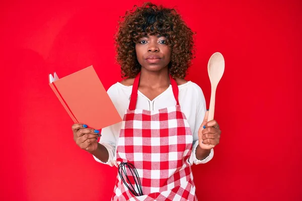 Joven Mujer Afroamericana Vistiendo Delantal Panadero Profesional Leyendo Cocina Receta —  Fotos de Stock