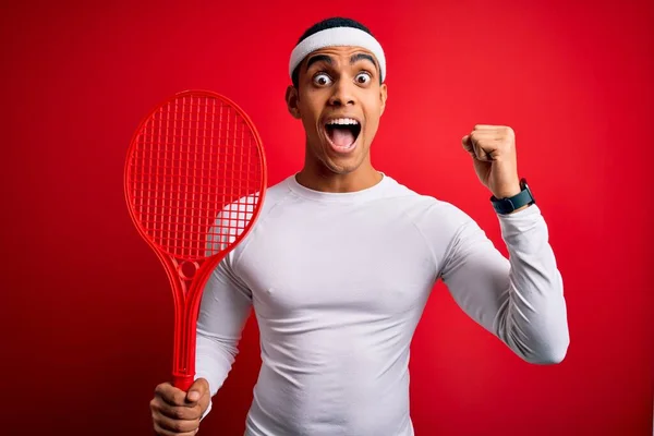 Молодий Африканський Спортсмен Грає Теніс Використовуючи Ракетку Над Червоним Фоном — стокове фото
