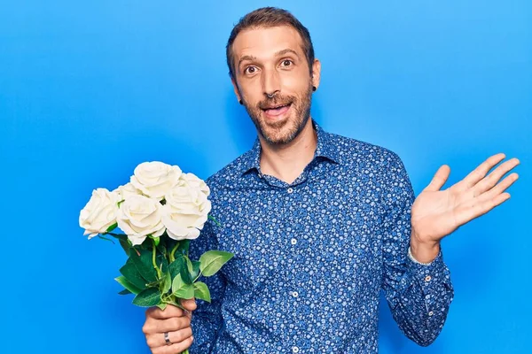Ung Stilig Man Som Håller Blommor Firar Prestation Med Glada — Stockfoto
