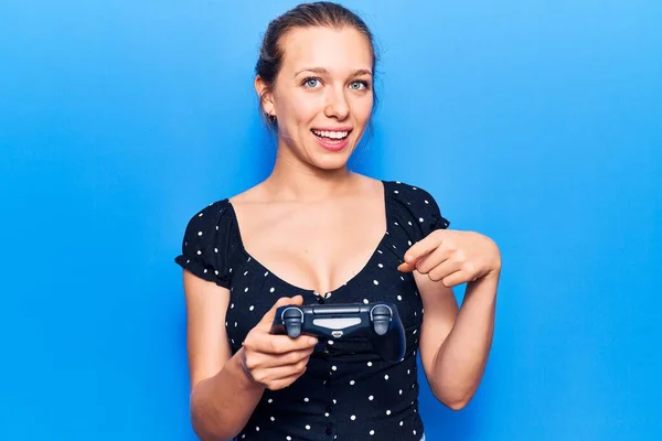 Jong Blond Vrouw Spelen Video Game Holding Controller Glimlachen Gelukkig — Stockfoto