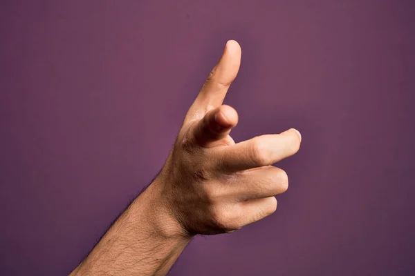 Hand Caucasian Young Man Showing Fingers Isolated Purple Background Pointing — Stock Photo, Image