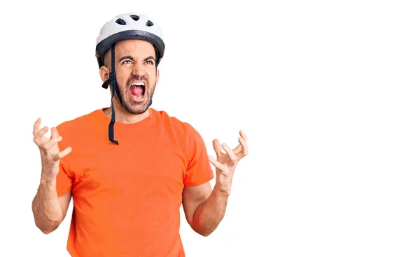 Joven Hombre Guapo Con Casco Bicicleta Loco Loco Gritando Gritando — Foto de Stock